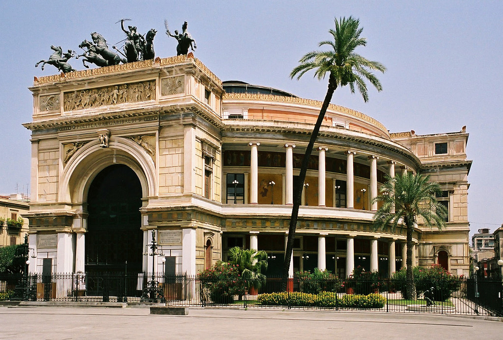 Ostello nel centro di Palermo - Teatro Politeama